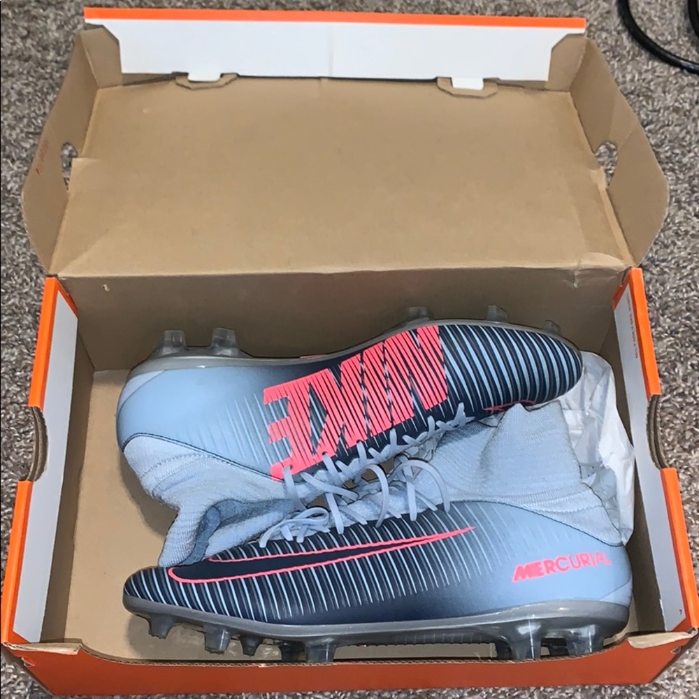 NEVER WORN Nike soccer cleats